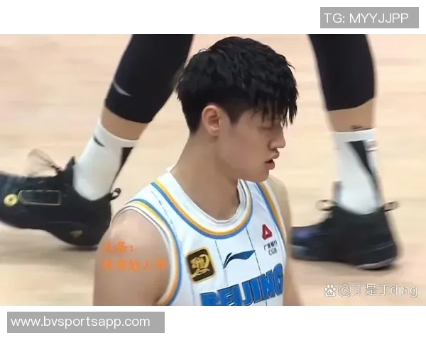 曾凡博半场替补表现抢眼3分6秒内完成1次抢断与2次犯规 曾凡博半场替补表现抢眼3分6秒内完成1次抢断与2次犯规