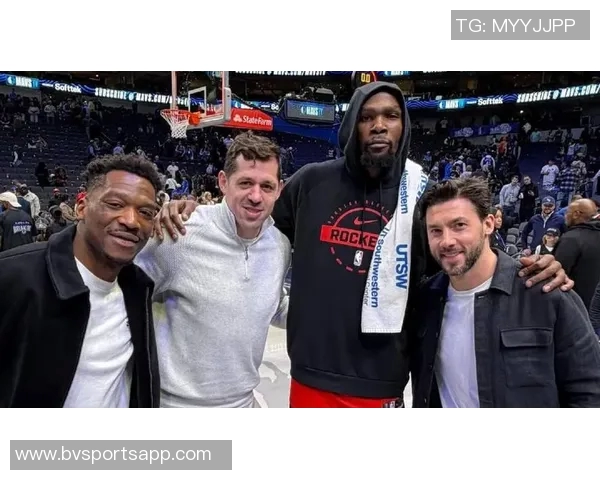 杜兰特赛后积极互动展现优质偶像风范与对手队友球迷亲密交流不舍离场 杜兰特赛后积极互动展现优质偶像风范与对手队友球迷亲密交流不舍离场